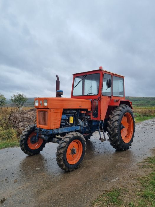 Vând tractor U 650 cu plug cu 3 brazde