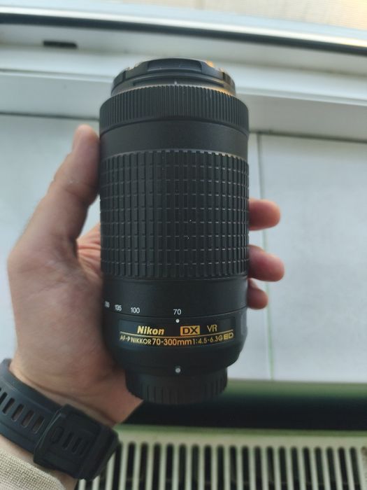 Vând nikon D5600 folosit puțin că nou plus obiective și accesorii