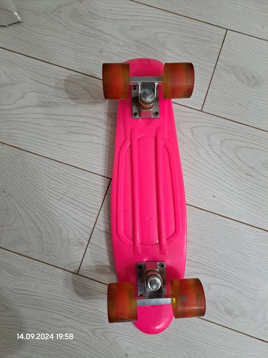 продам срочно скейтборд, розовый цвет колеса светятся,