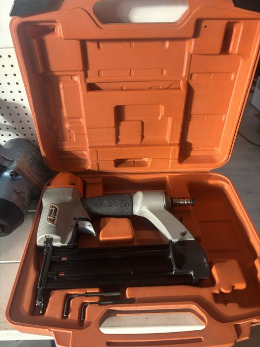 Pistol batut cuie pneumatic