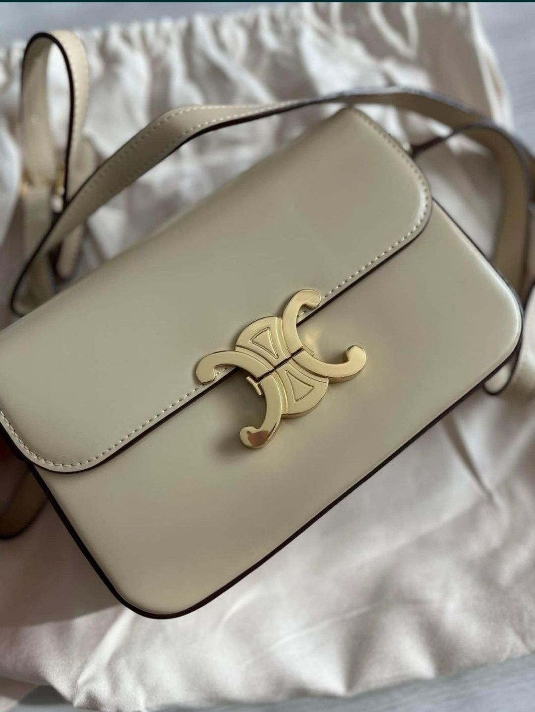 Бежова чанта естествена кожа Celine