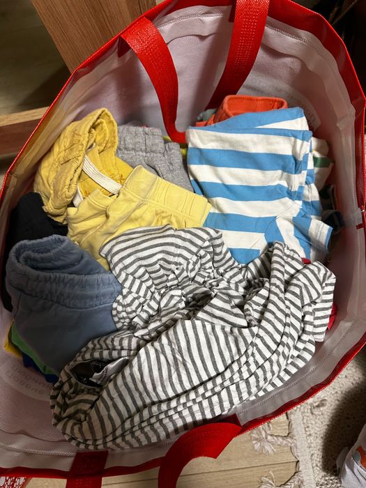 Подарявам памперси и дрехи