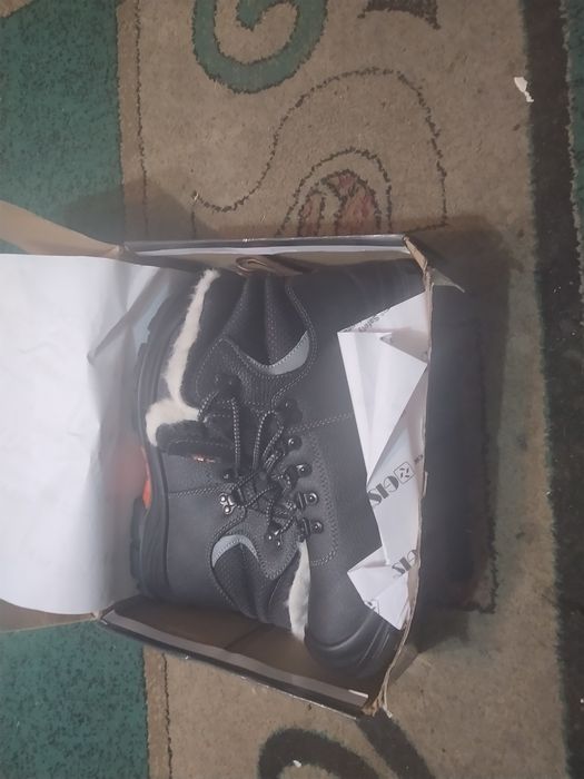 продаеться спец ботинки зимние размер 43