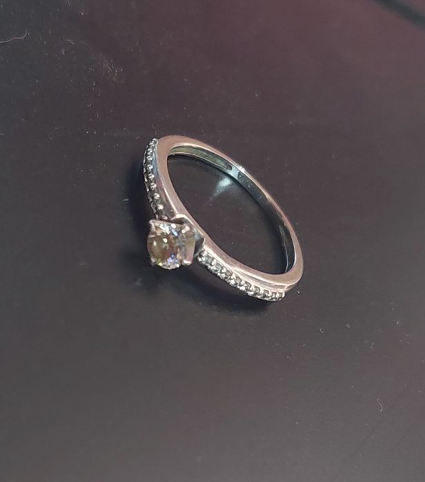 Inel cu diamante , din aur alb