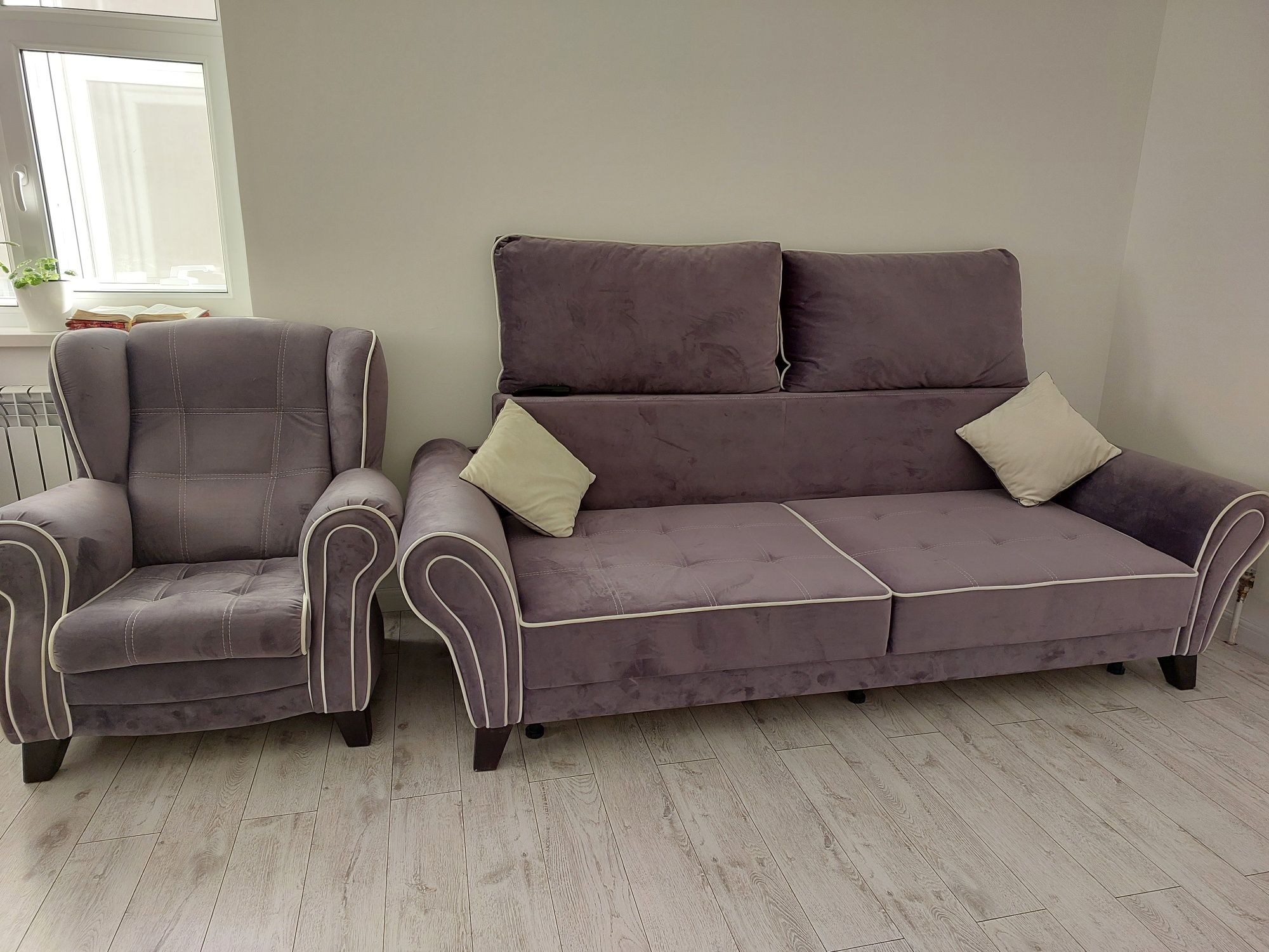 Продам мягкую мебель ( диван с подушками и кресло) + шторы