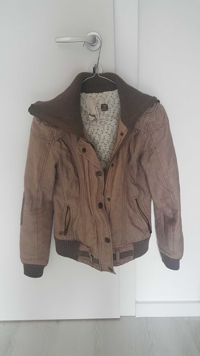 Vand geaca groasa, dama, marime M 45lei