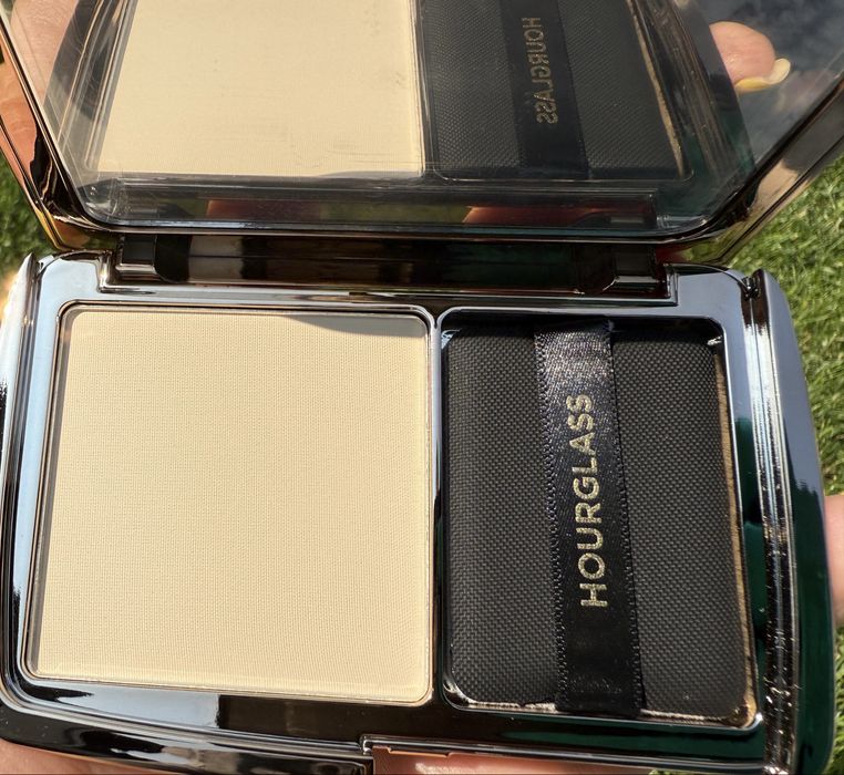 Pudra compacta Hourglass Translucent