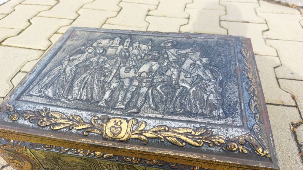 Голяма стара кутия за бисквити