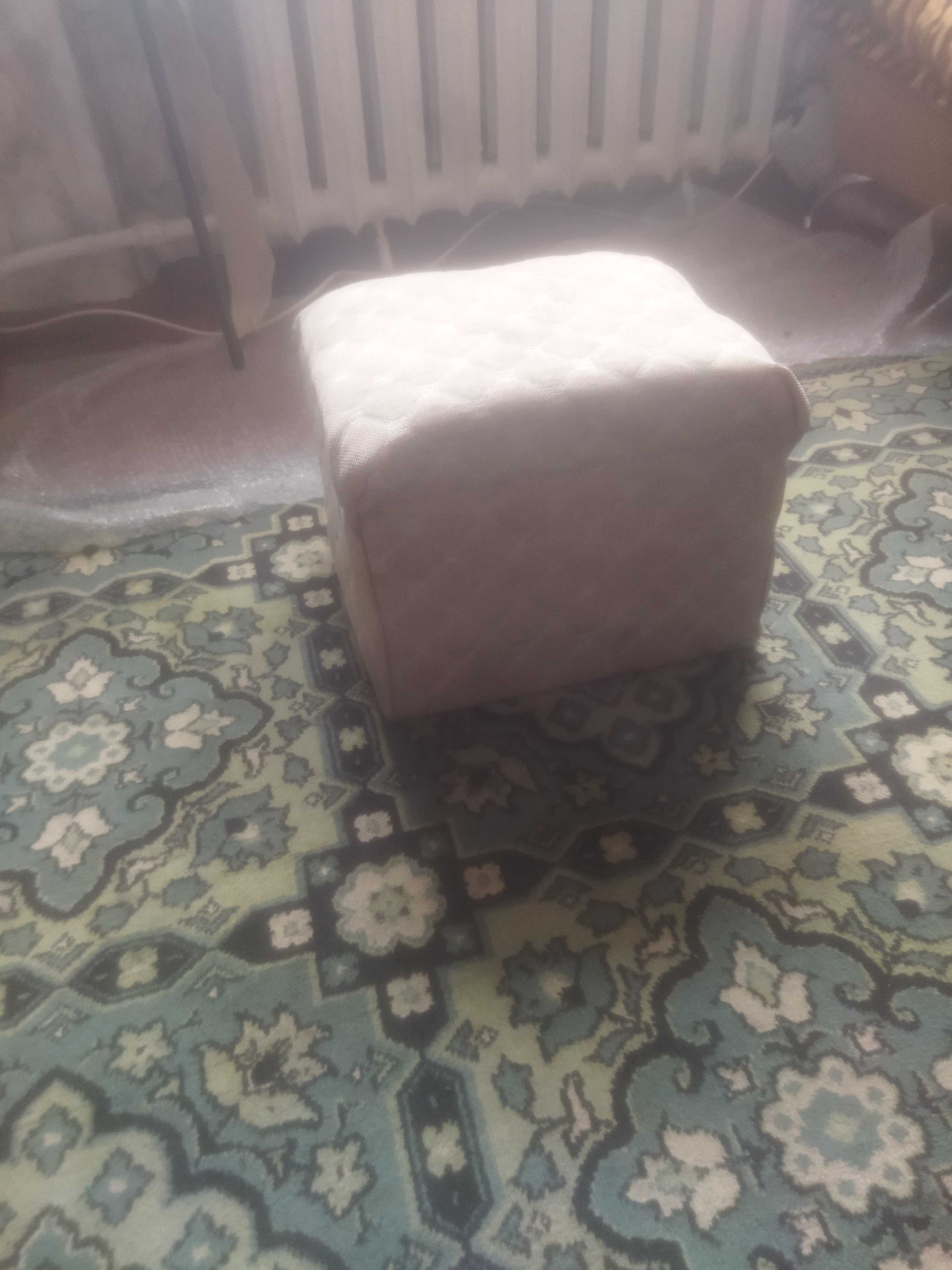 Продам стул для прихожей.пуфик