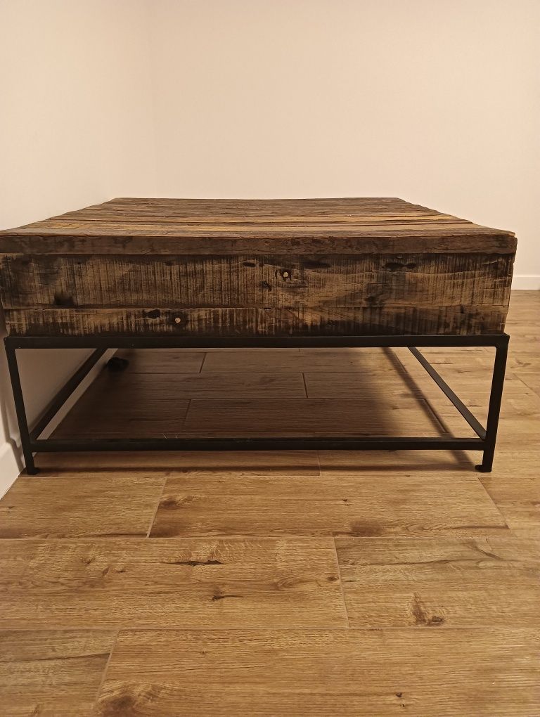 Masa din lemn pătrată