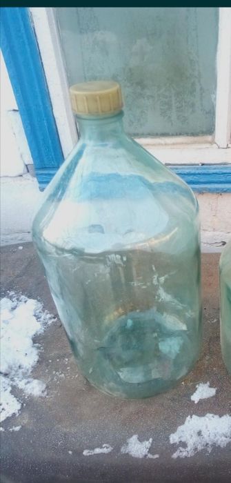 Продам бутыли 20 литров.