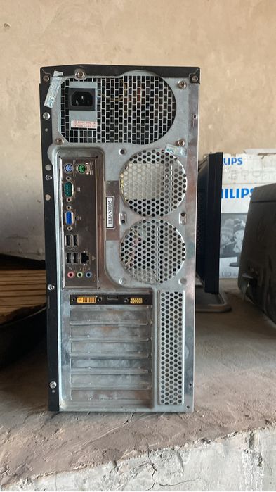 3 мониторы и есты колонка