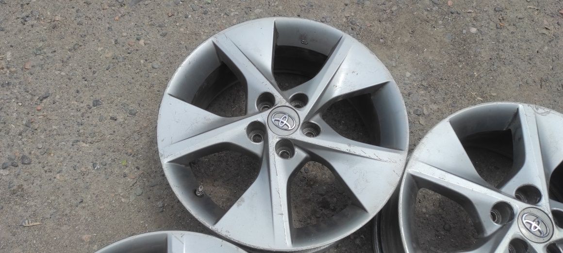 Комплект оригинальных дисков R18. Toyota Camry