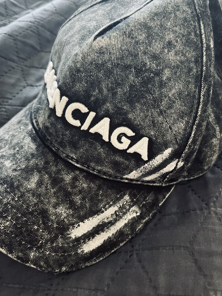 Шапка на Balenciaga