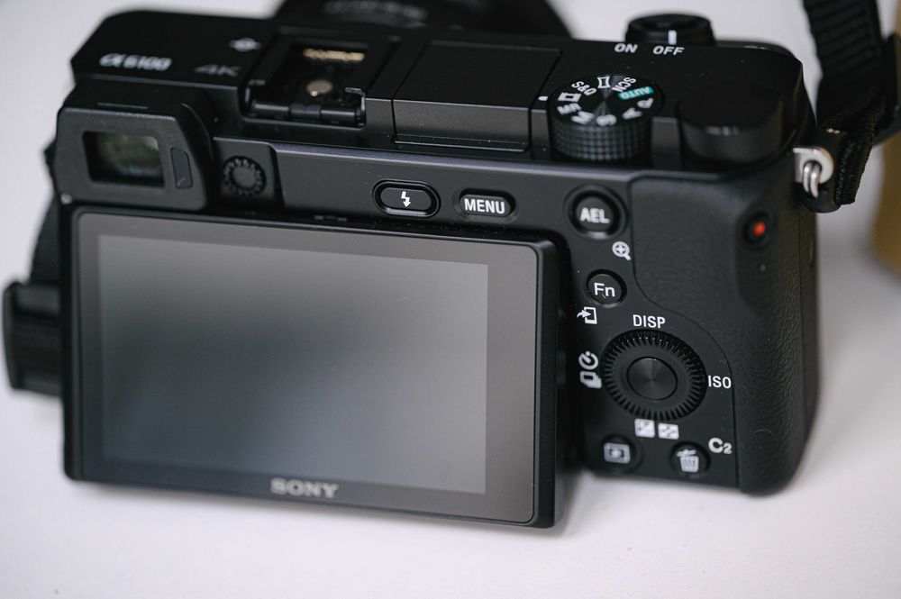 Sony A6100+обектив Sony SEL 16-50mm f/3.5-5.6 PZ OSS (черен)