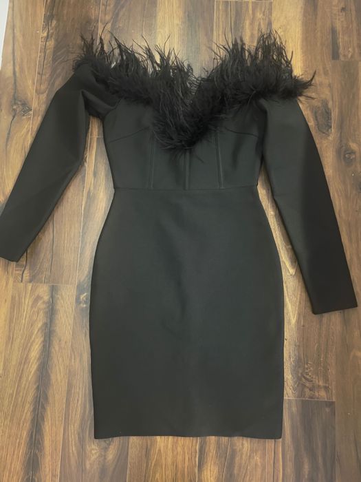 НОВА Черна бандажна рокля с пера