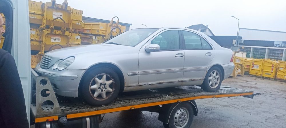 Продавам Mercedes-Benz W203 C220 CDI (2001) на части