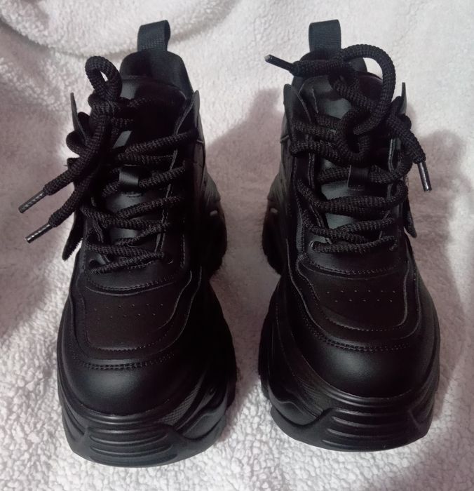 Vând adidași cu platformă