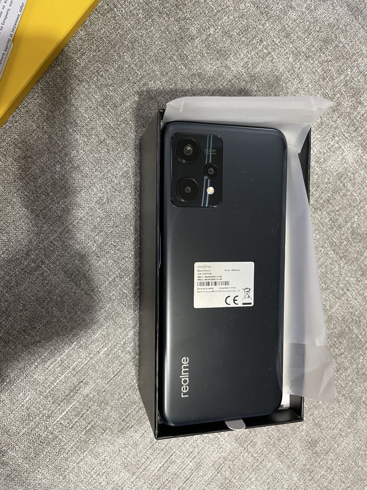 Смартфон Realme 9 5G с подарък гръб за телефона