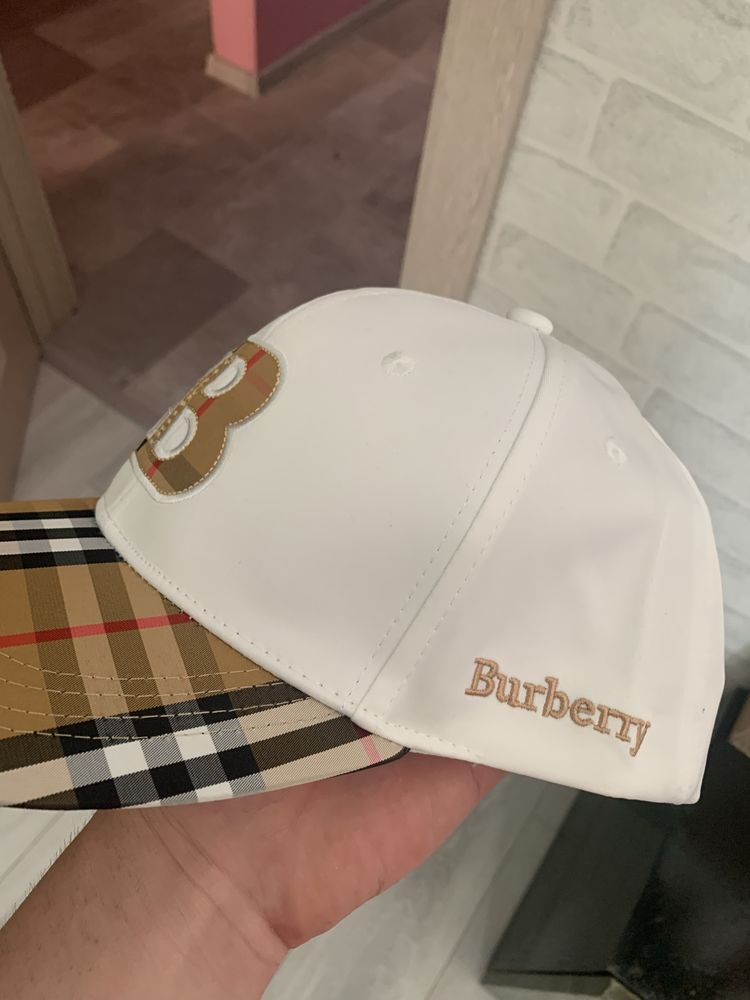 Бяла шапка Burberry
