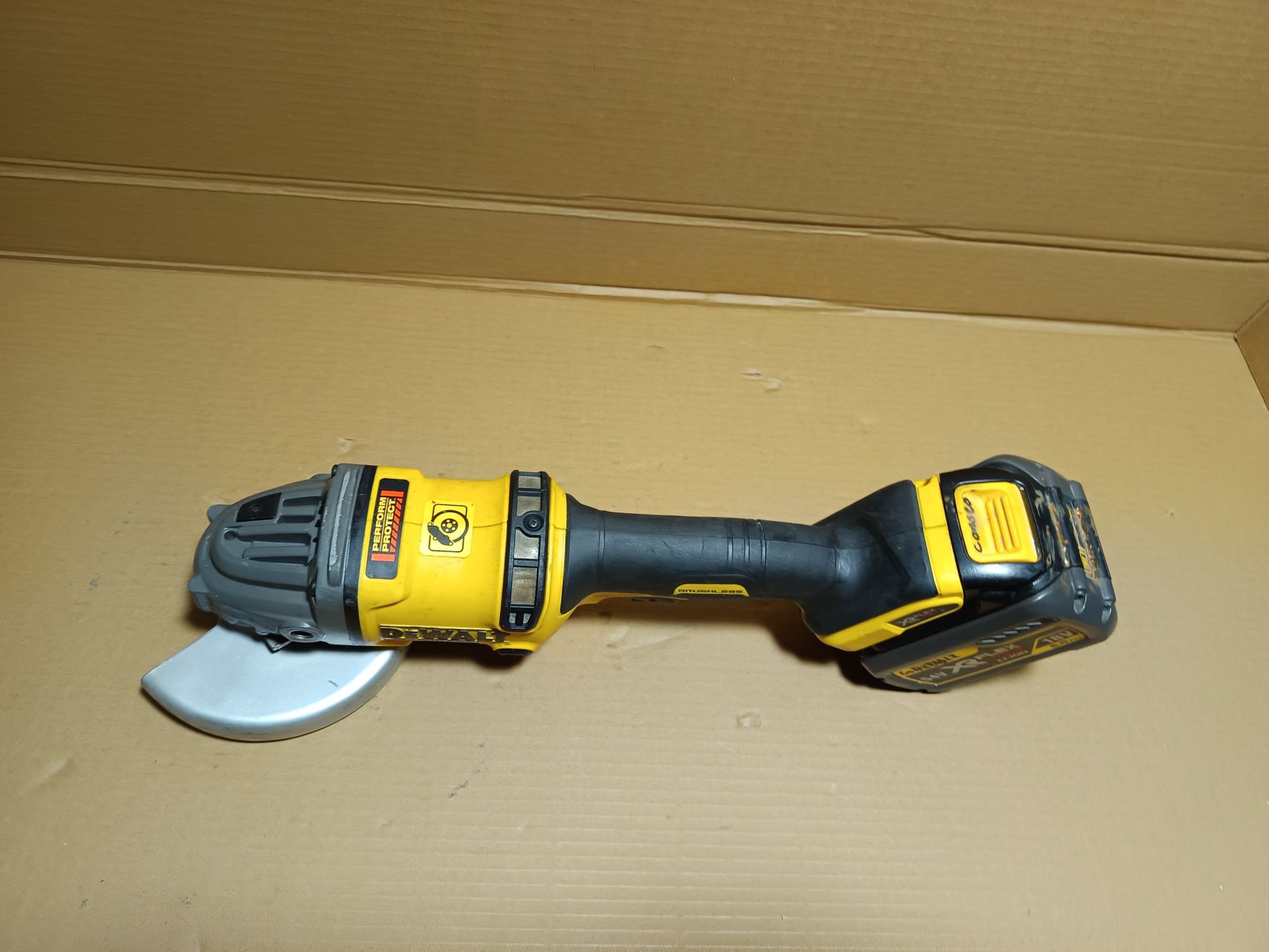 Polizor unghiular Dewalt 54v Flex-volt cu acumulator de 6 ah