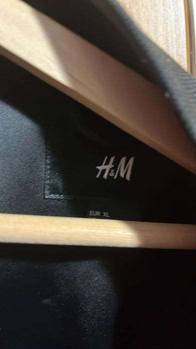 Vând geaca de bărbați H&M noua