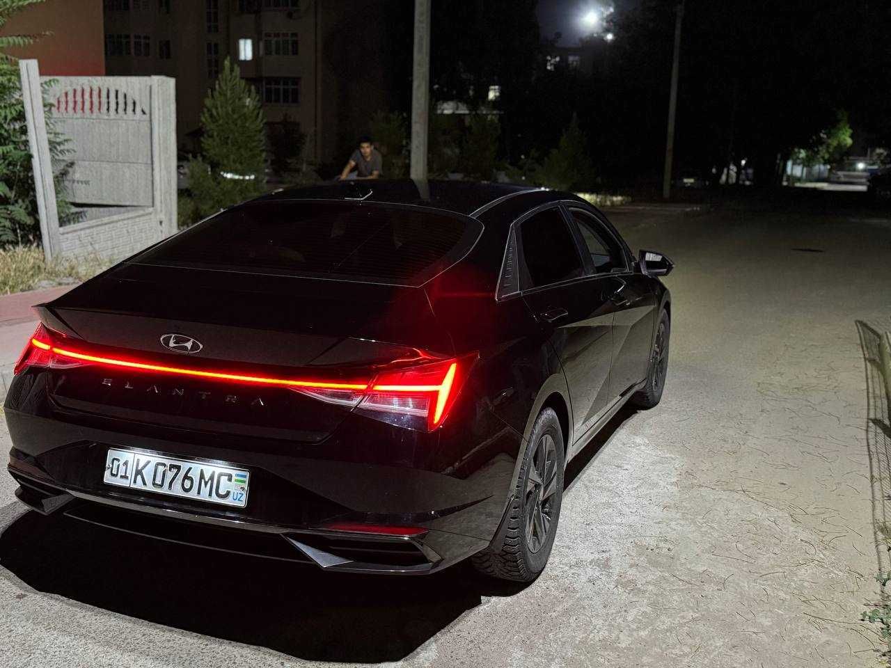 Продам Hyundai Elantra черного цвета 2021 г.