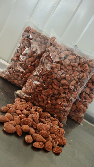 Прясно изпечен български бадем със сол – реколта 2025