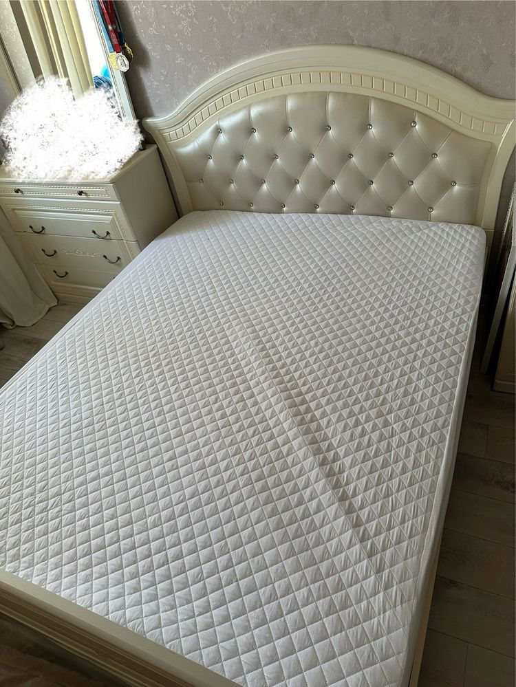 Кровать двухспальная с матрасом( матрасу полгода)