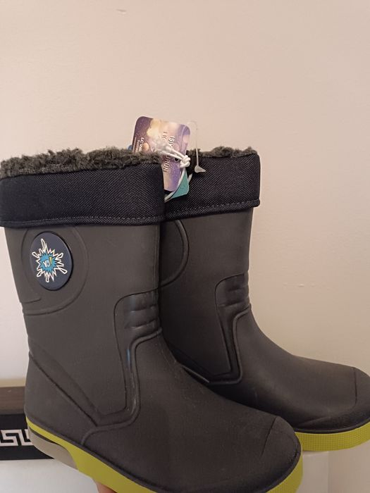 Чисто нови детски светещи гуменки ватирани ботуши