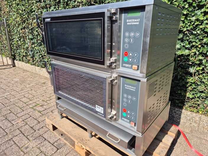 Двойна фурна Leventi Bakermat 220V 2016г, заедно с основа и маса.