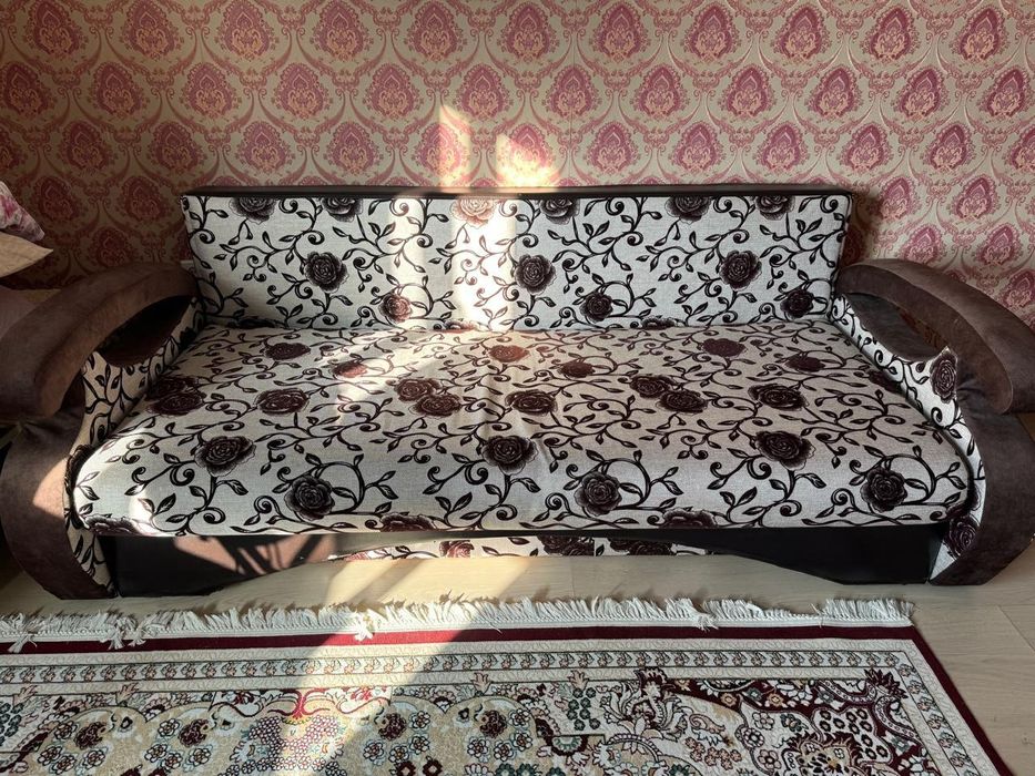 Продам диван темно коричневого цвета