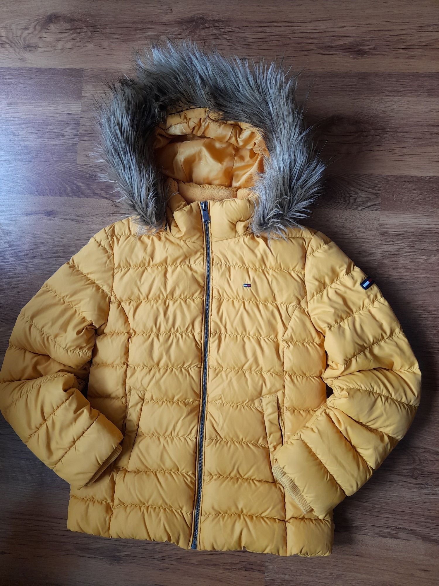 Tommy Hilfiger дамско зимно яке M размер.