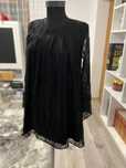 Rochie neagră largă din dantelă, mâneci lungi