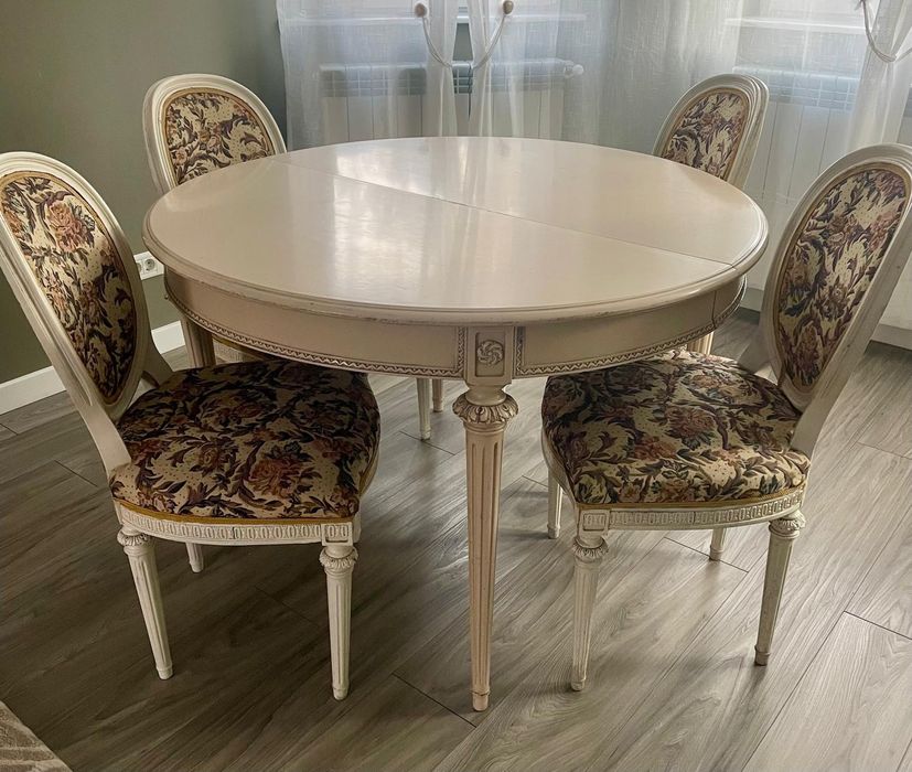 Vând masă extensibilă.