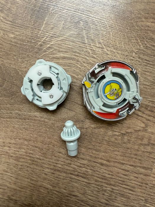 Beyblade комплект с X-Winder Launcher