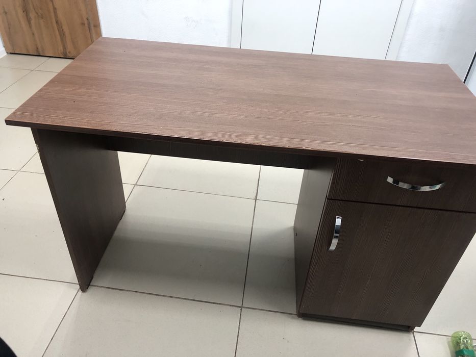 Стол офисный в коричневом цвете