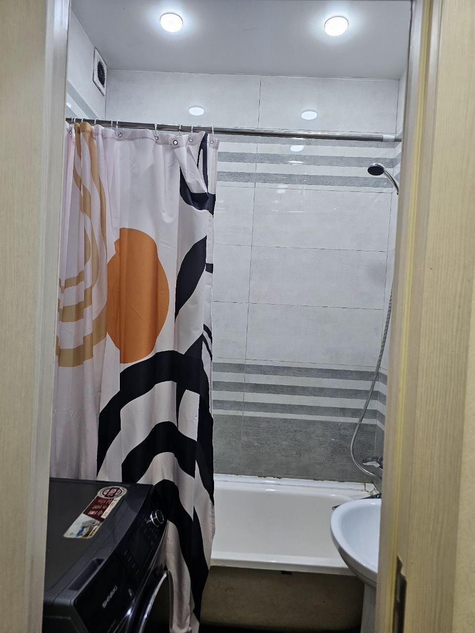 Аренда квартиры. Садыка Азимова 2/2/4. 60м²
