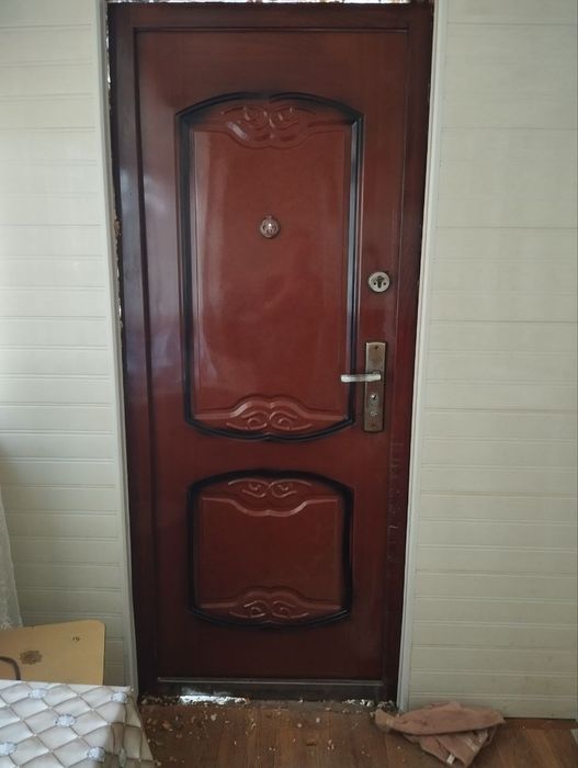 Дверь входная с замком в отличном состоянии