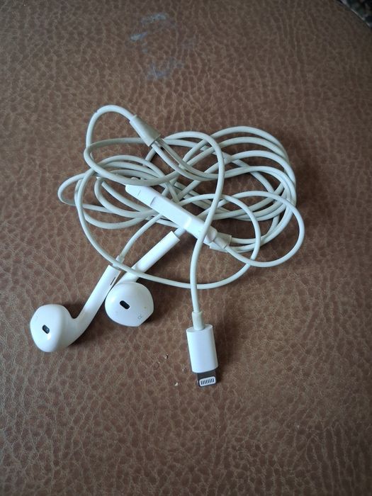 Пповодные наушники Apple