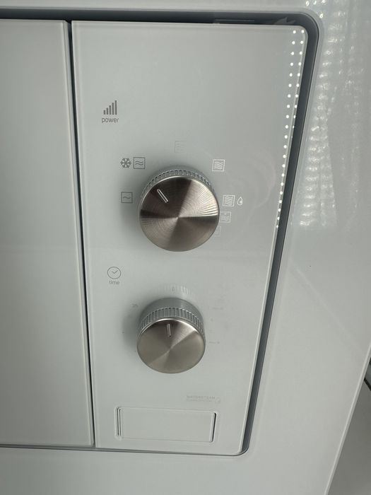 Вградена бяла микровълнова TAURUS  стъклена 
Капацитет 20 л
Механично