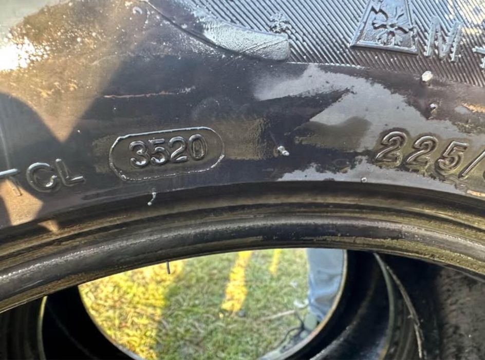 Vand 2 cauciucuri de iarna