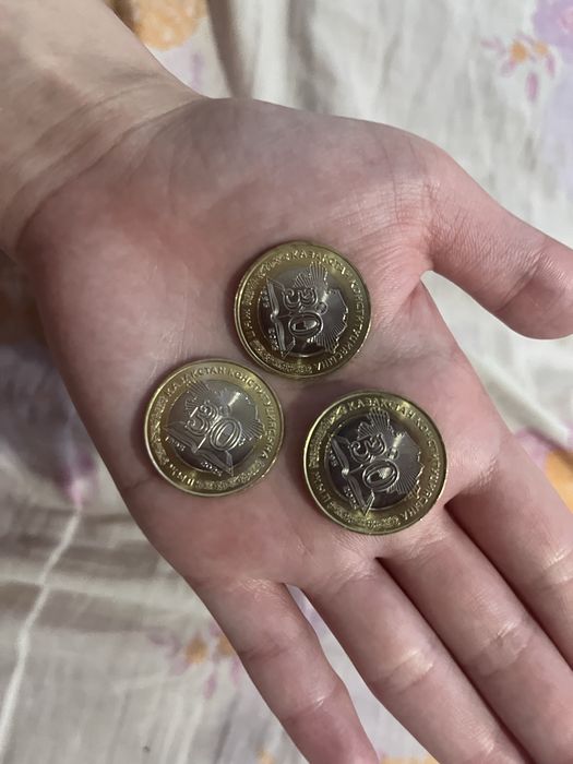 продам коллекционные монетки 30 лет