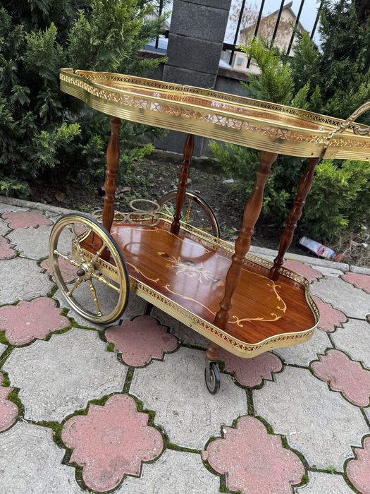 Gheridon deosebit din lemn cu intarsii si elemente alama