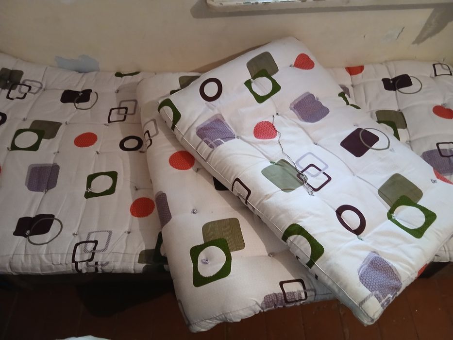 Матрац. пружинный  , и ватные .