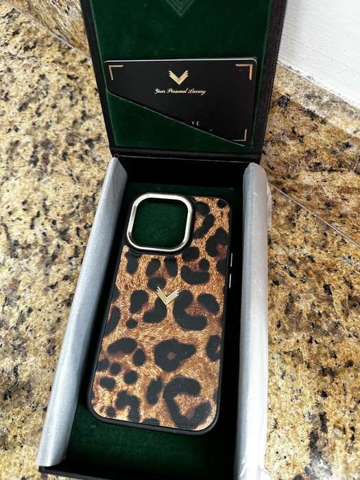 Vând huse Velante IPhone 14 Pro ambele 500 lei.