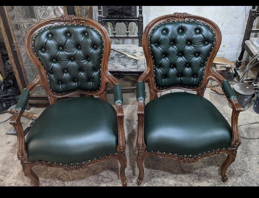 Очарование прошлого! Небольшая антикварная Витрина (Европа) в наличии.