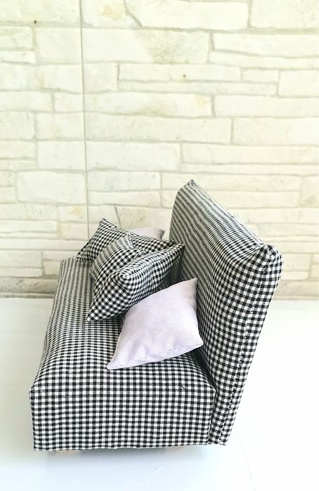 Мини диван за кукли в бяло и черно каре