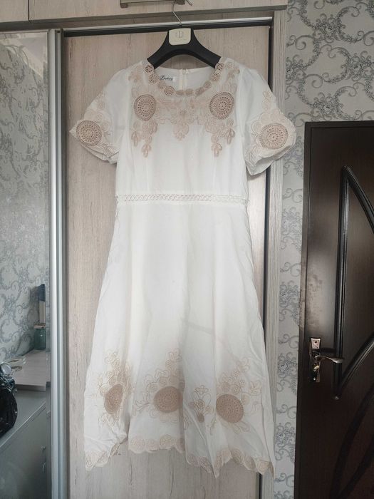 Qizlar koʻylagi rangi oq boʻyi tozzada turadi