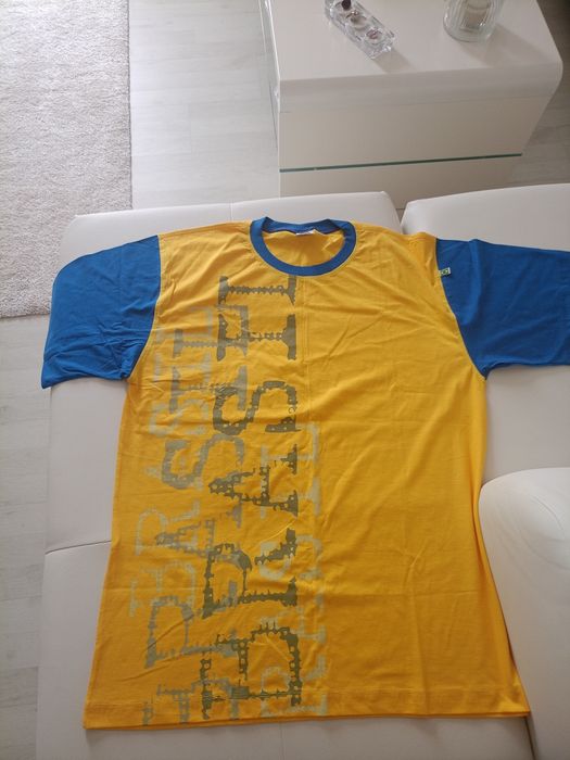 Vând tricou cu  imprimeu,nou nouț, produs de calitate superioara.